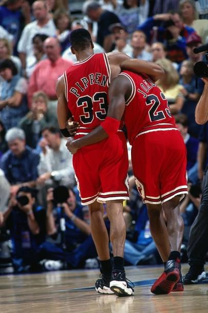 Scottie Pippen e Michael Jordan si abbracciano alla fine di una partita vinta da Chicago nel 1997 